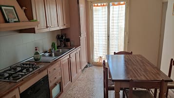 Frigorífico, microondas, horno y utensilios de cocina