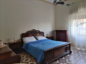 4 bedrooms, iron/ironing board, bed sheets