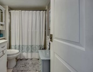 Combined shower/tub - Beautiful river front condo (Fort Myers)