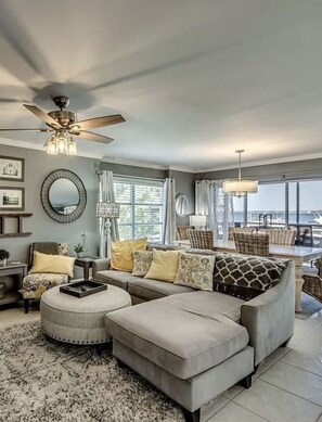 TV - Beautiful river front condo (Fort Myers)