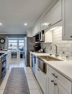 Private kitchen - Beautiful river front condo (Fort Myers)