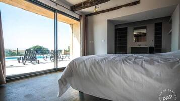 6 bedrooms, iron/ironing board, travel crib, bed sheets