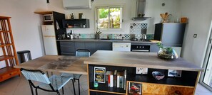 Réfrigérateur, four à micro-ondes, un four, surface de cuisson