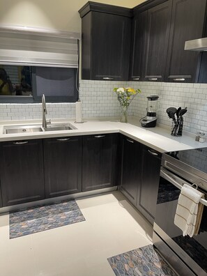 Kjøleskap, mikrobølgeovn, ovn og kokeplater