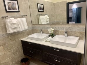 Dusj, håndklær og toalettpapir