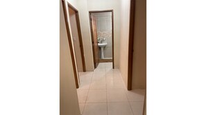 シャワー、石鹸、トイレットペーパー