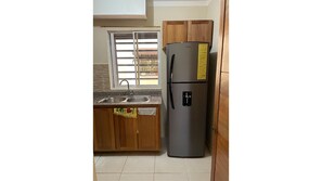 Kjøleskap, mikrobølgeovn, ovn og kokeplater