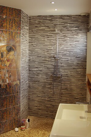 Dusche, Haartrockner, Handtücher, Seife