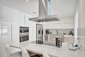 Private kitchen - Heated Private Pool 4BR Modern home (Hollywood)