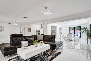 Living area - Heated Private Pool 4BR Modern home (Hollywood)