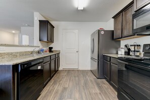 Fridge, microwave, oven, stovetop - Jarrell Jewel 💎 (Jarrell)