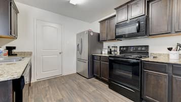 Frigorífico, microondas, horno y placa de cocina