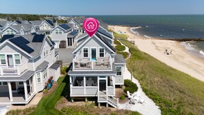 Una zona residencial costera con casas que tienen balcones y paneles solares.