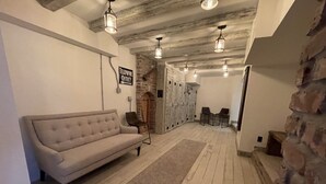Un interior moderno con un sofá, una alfombra y una pared de piedra.