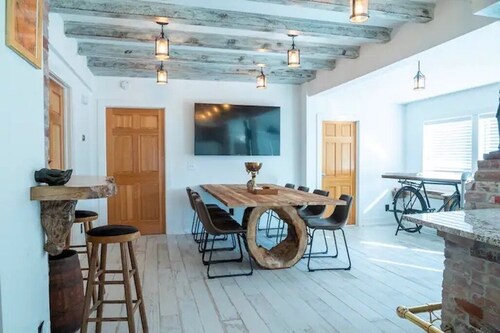 TOP ZOO Host for over 10 years! Clean and Cozy-amazing beds.