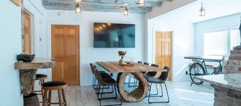 TOP ZOO Host for over 10 years! Clean and Cozy-amazing beds.