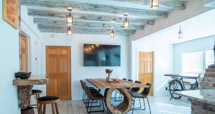 TOP ZOO Host for over 10 years! Clean and Cozy-amazing beds.