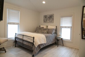 4 bedrooms, desk, iron/ironing board, travel crib - TOP ZOO Host for over 10 years! Clean and Cozy-amazing beds. (Omaha)