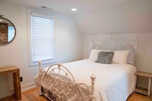 4 slaapkamers, een bureau, een strijkplank/strijkijzer, reisbedje