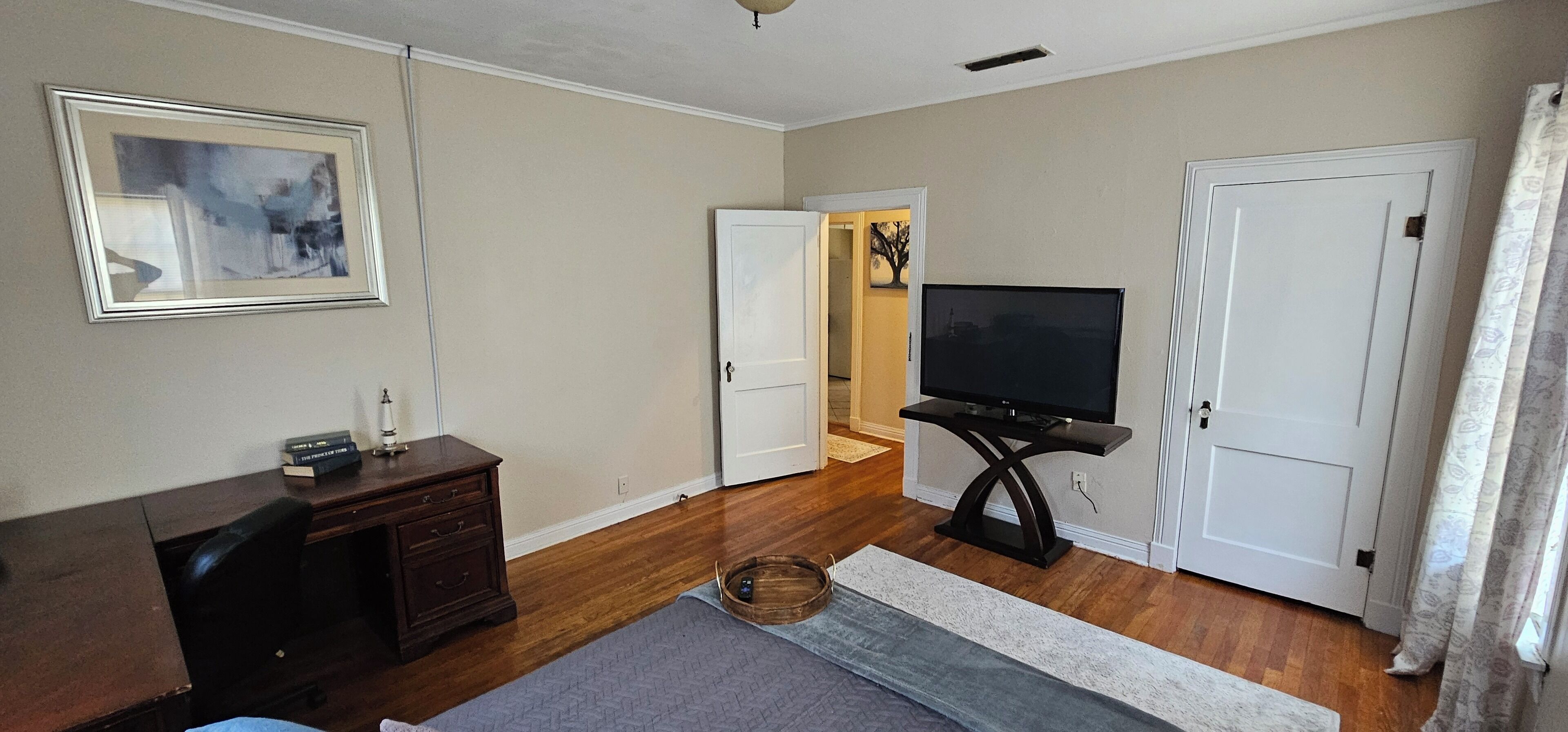 2 soveværelser, pengeskab på værelset, skrivebord, strygejern/strygebræt