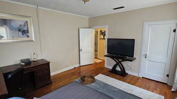 2 bedrooms, in-room safe, desk, iron/ironing board