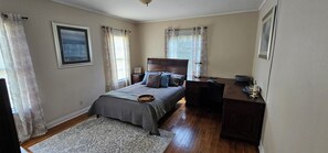 2 slaapkamers, een kluis op de kamer, een bureau