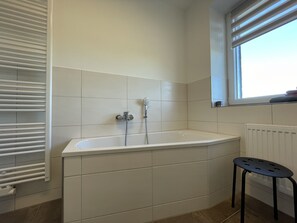 Bathtub, hair dryer, towels, toilet paper - Vacation apartment in the heart of Saxony (Leisnig)