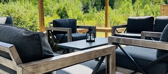 Stylish Family Cottage - 5 bedroom - 6min walk to beach & town, hot tub, pets ok