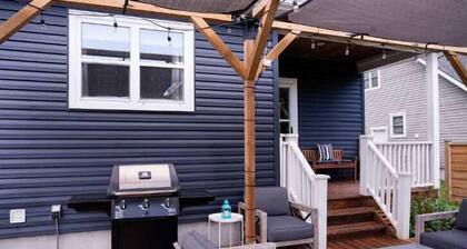 Stylish Family Cottage - 5 bedroom - 6min walk to beach & town, hot tub, pets ok