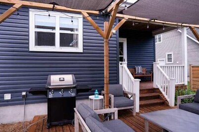 Stylish Family Cottage - 5 bedroom - 6min walk to beach & town, hot tub, pets ok