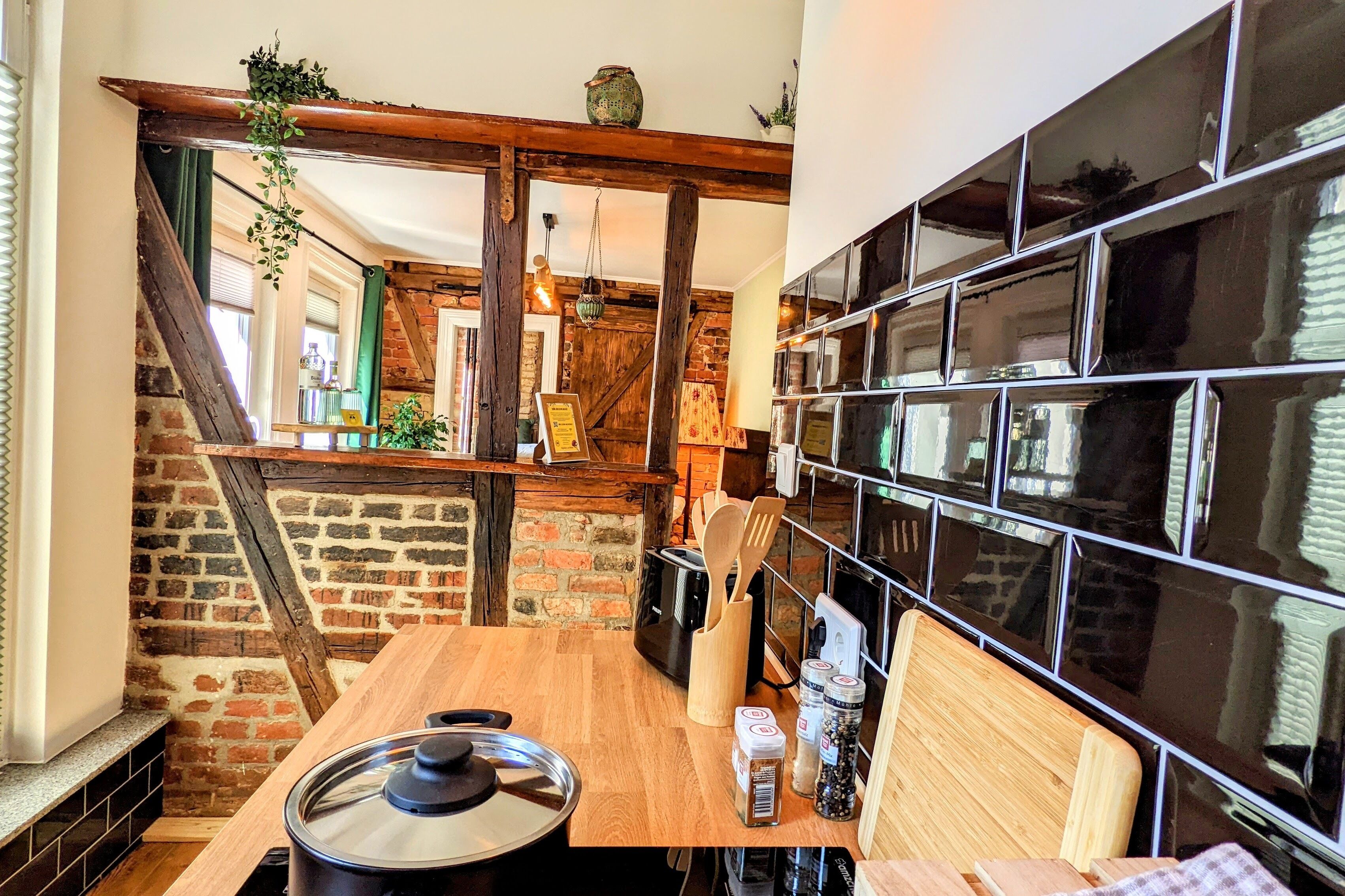 Kühlschrank, Herdplatte, Wasserkocher mit Kaffee-/Teezubehör