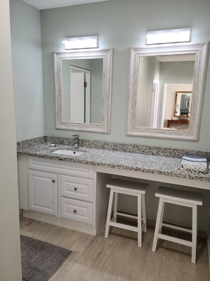 تجهيزات دش، مجففات شعر، مناشف، صابون