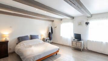 4 chambres, bureau, fer et planche Ă repasser, lit parapluie