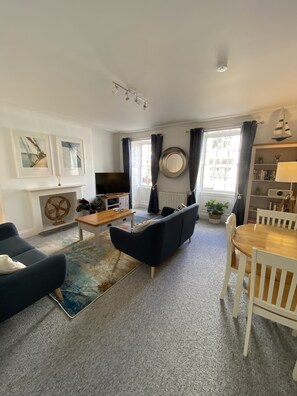 Smart TV, DVD player, books - Historic flat with parking in centre of Falmouth! (Falmouth)