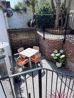 Outdoor dining - Historic flat with parking in centre of Falmouth! (Falmouth)