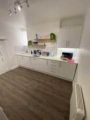 Fridge, microwave, oven, stovetop - Historic flat with parking in centre of Falmouth! (Falmouth)