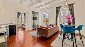 Premium Room, 1 King Bed, Non Smoking, City View | Premium bedding, pillowtop beds, individually decorated