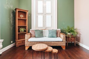 Deluxe Studio Suite with kitchenette | Living area