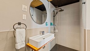 Premium Room, 1 King Bed, Non Smoking, City View | Premium bedding, pillow-top beds, individually decorated - Atelier Skalo Boutique Hotel (Willemstad)