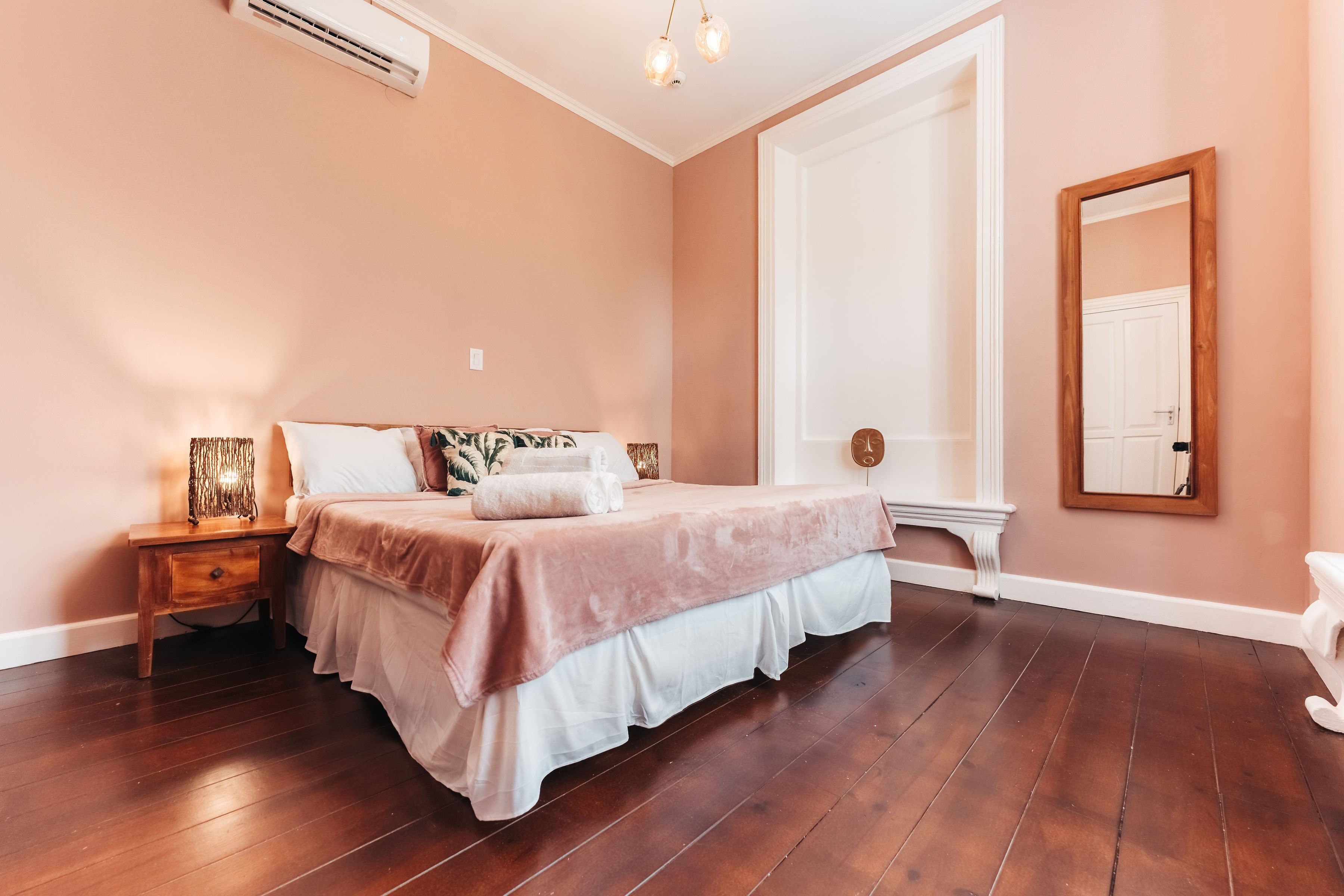 Deluxe Studio Suite with kitchenette | 高档床上用品、加厚床垫、特色装修、特色家居