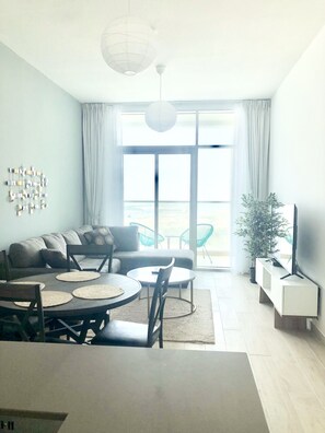 TV - Modern House w/ AC + Private Bathroom (Dubai)