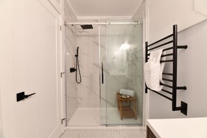 Shower, hair dryer, towels, soap - Jardin Suites (Moncton)