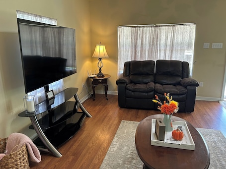 Smart TV. Private home in the country with parking on site