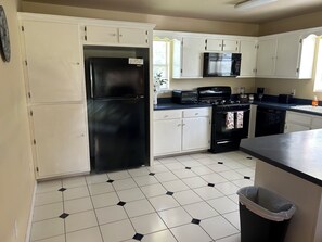 Fridge, microwave, oven, stovetop - Private home in the country with parking on site (Independence)