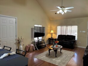 Smart TV - Private home in the country with parking on site (Independence)