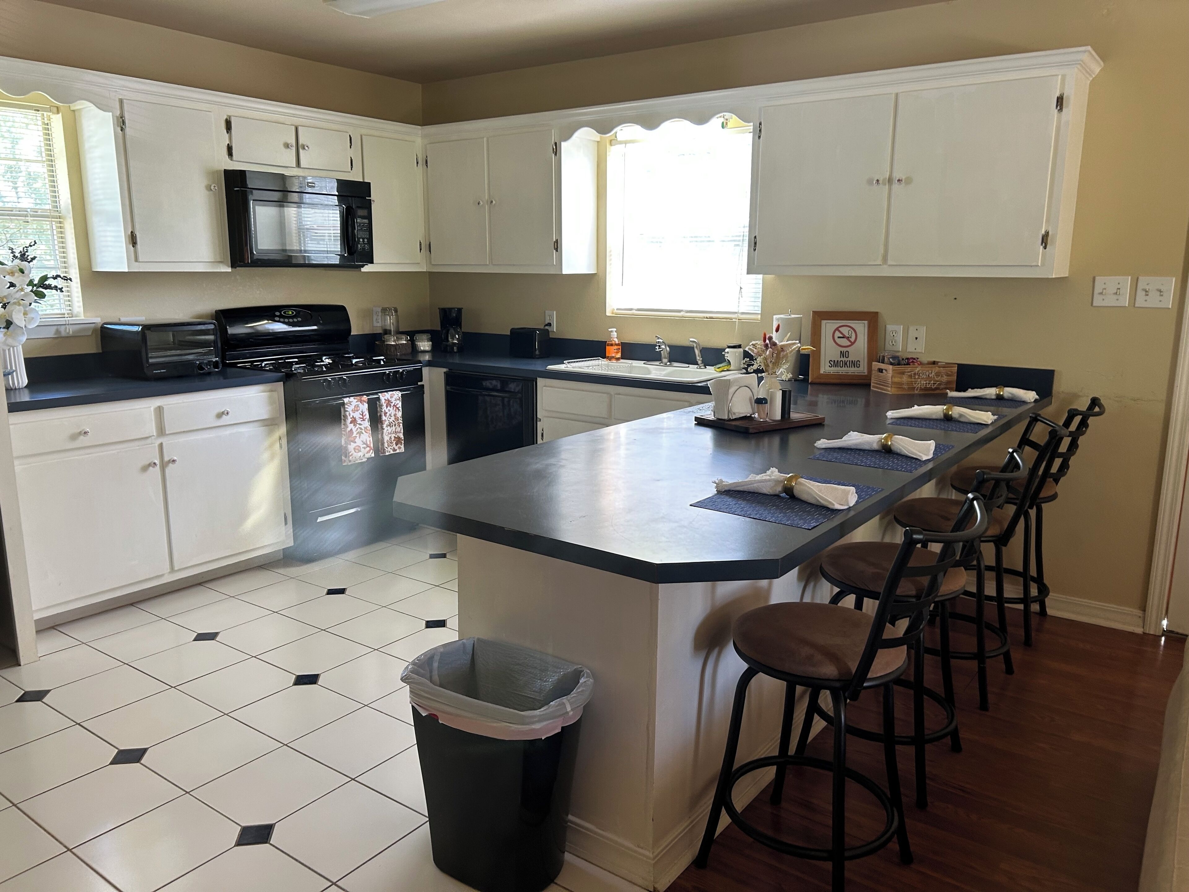 冷蔵庫、電子レンジ、オーブン、コンロ