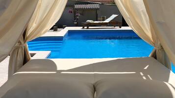 Een buitenzwembad en een verwarmd zwembad