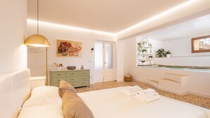 Une chambre à coucher avec un lit, une commode verte, une étagère murale ornée de plantes et une fenêtre donnant sur un paysage agréable.