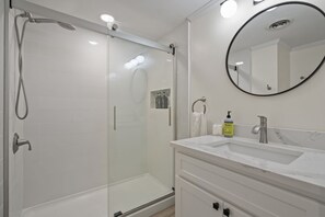 Ensemble douche/baignoire, sèche-cheveux, serviettes fournies, savon