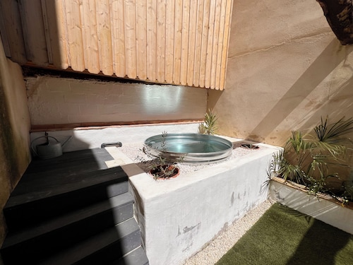 A must-see Central Townhouse with leisure pool !